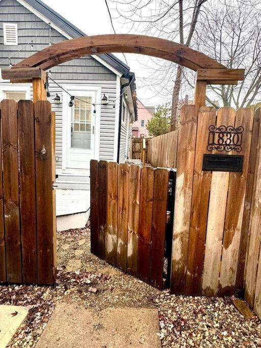 Little House On 47Th Apartamento Cleveland Exterior foto