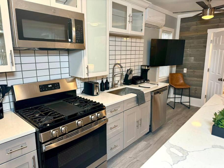 Little House On 47Th Apartamento Cleveland Exterior foto